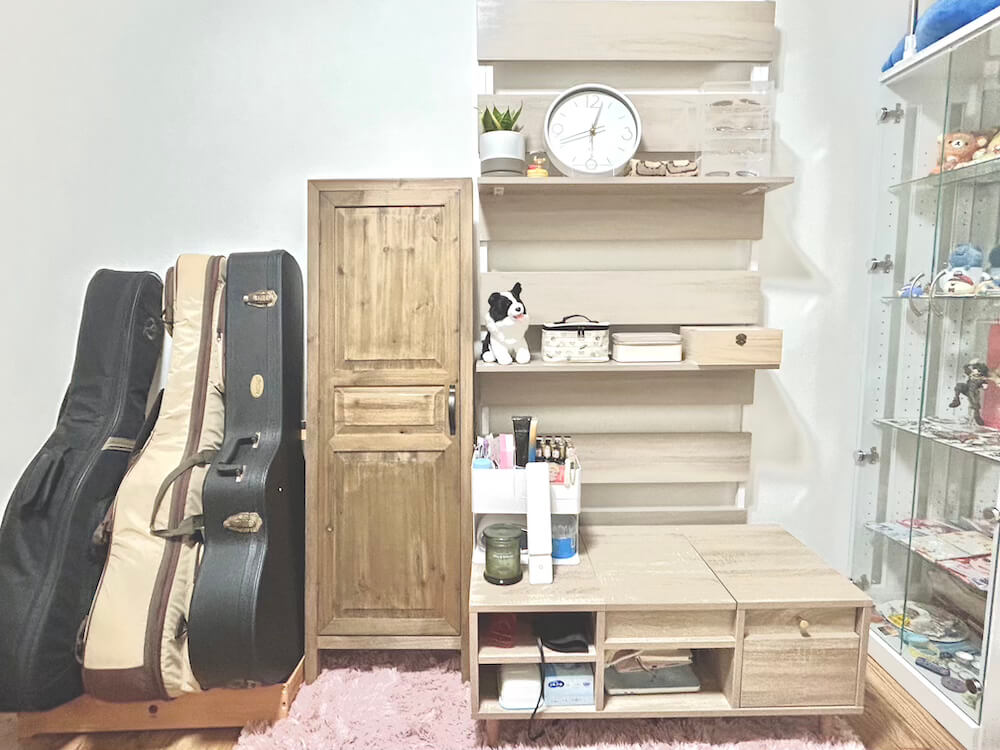 5畳半の部屋に置かれたウォールラック