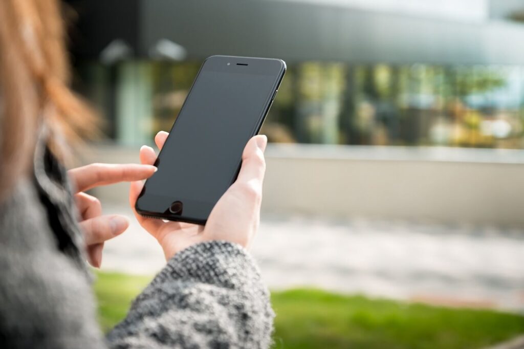 スマホを触っている人の手元